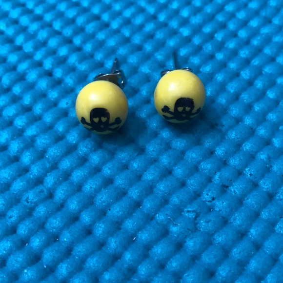 Claire’s Vintage🥳HP🥳Yellow Skeleton 👻 Earrings - Picture 2 of 2